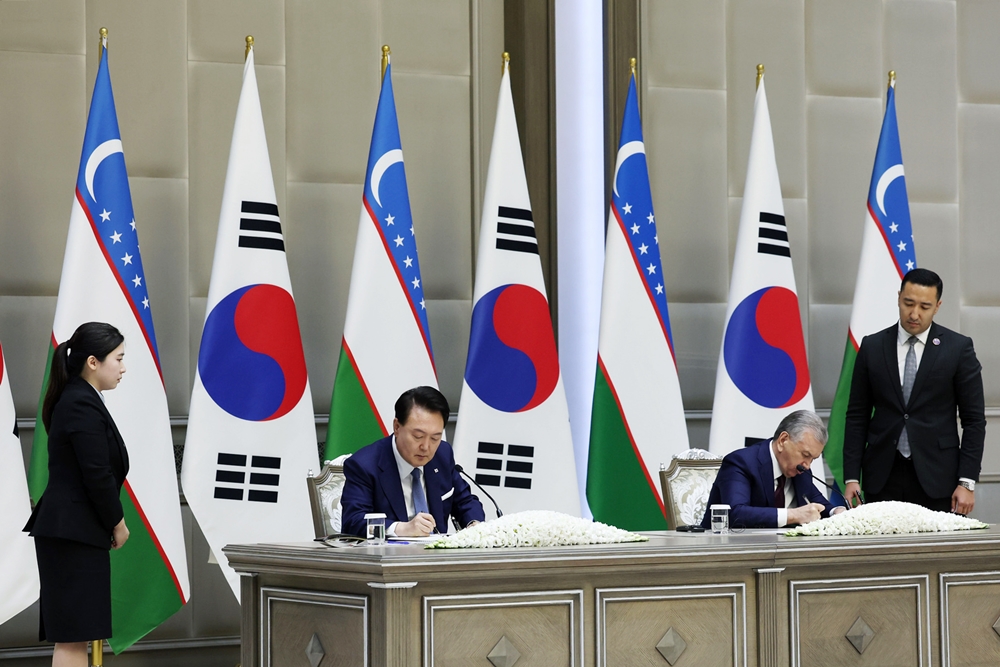 Presiden Yoon Suk Yeol dan Presiden Uzbekistan Shavkat Mirziyoyev terlihat sedang menandatangani pernyataan bersama untuk mengembangkan dan memperdalam hubungan kemitraan strategis khusus antara Korea dengan Uzbekistan pada tanggal 14 Juni 2024 (waktu setempat) di Istana Kepresidenan Tashkent. (Jeon Han)