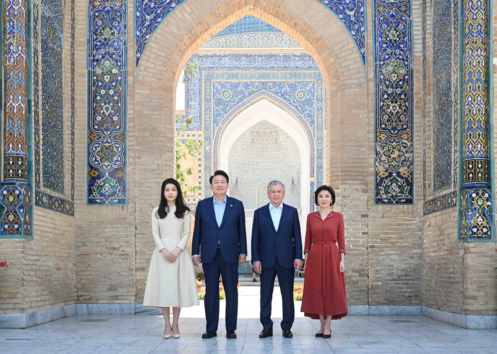 Presiden Yoon Suk Yeol (kedua dari kiri) dan Ibu Negara Kim Keon Hee (paling kiri) berfoto bersama Presiden Uzbekistan Shavkat Mirziyoyev dan Ibu Negara Uzbekistan Ziroatkhon Hoshimova pada tanggal 15 Juni 2024 (waktu setempat) di depan Mausoleum Gur-e Amir yang terletak di kota kuno Samarkand, Uzbekistan. (Yonhap News)