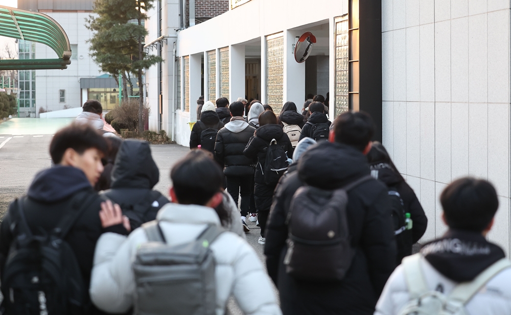 Kemampuan berpikir kreatif siswa-siswa Korea merupakan salah satu yang terbaik di dunia. Foto di atas menunjukkan para siswa sekolah yang sedang berangkat sekolah pada bulan Desember 2023 di salah satu SMA yang berada di Seoul. (Yonhap News) 