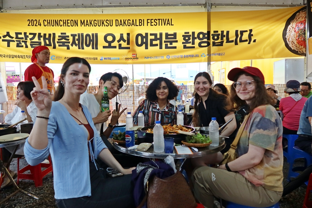 Wisatawan asing pun terlihat menikmati dakgalbi pada Chuncheon Makguksu Dakgalbi Festival pada tanggal 22 Juni 2024. 