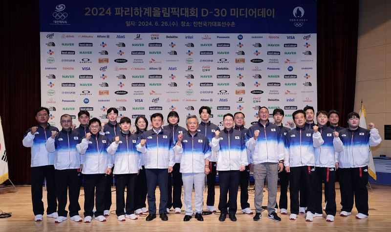 Kepala Komite Olahraga dan Olimpiade Korea Lee Gi-heung, pelatih-pelatih tim nasional Korea, serta para atlet berfoto bersama pada Media Day yang digelar 30 hari menjelang Olimpiade Paris 2024 pada tanggal 26 Juni 2024 di Champion House, Pusat Pelatihan Atlet Nasional Jincheon, Provinsi Chungcheongbuk. (Yonhap News) 