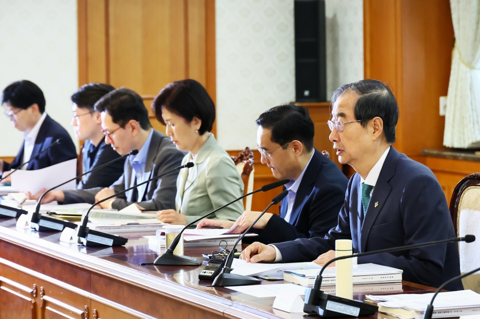 Perdana Menteri Han Duck-soo (kanan) terlihat sedang memimpin rapat Komite Kerja Sama Pembangunan Internasional yang digelar pada tanggal 26 Juni 2024 di Kompleks Pemerintahan Seoul, Jongno-gu, Seoul. (Kantor Perdana Menteri Republik Korea) 