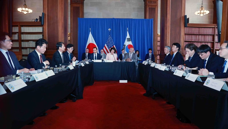 Rapat trilateral perdana antara menteri perindustrian Korea, Amerika Serikat, dan Jepang digelar pada tanggal 26 Juni 2024 (waktu setempat) di Departemen Perdagangan Amerika Serikat, Washington D.C., Amerika Serikat. (Kementerian Perindustrian, Perdagangan, dan Sumber Daya)