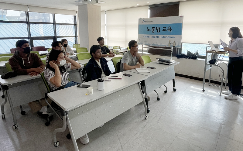 Kota Busan mempromosikan proyek untuk mendukung biaya medis untuk kelompok yang kurang mampu secara medis seperti pekerja asing dan imigran karena perkawinan. Foto di atas menunjukkan kelas pendidikan hukum perburuhan yang diadakan untuk para imigran Kamboja di Pusat Dukungan Penduduk Asing Busan di Sasang-gu, Busan pada bulan April tahun 2023. (Pusat Dukungan Penduduk Asing Busan) 