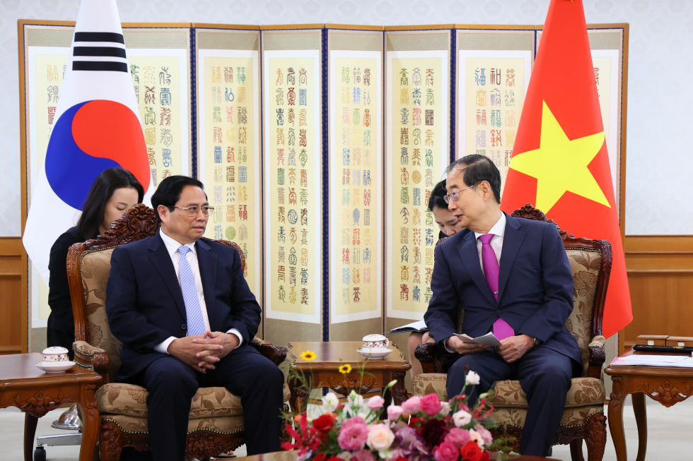 Perdana Menteri Han Duck-soo (kanan) sedang berbicara dengan Perdana Menteri Vietnam Pham Minh Chinh pada pertemuan antara PM Korea dan Vietnam yang digelar pada tanggal 2 Juli di Kompleks Pemerintahan Seoul, Jongno-gu, Seoul. (Kantor Perdana Menteri Republik Korea)