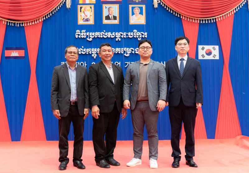 Badan Promosi Warisan Korea bersama dengan KOICA menyelenggarakan upacara serah terima peralatan berteknologi tinggi untuk membantu melesatarikan dan merestorasi Angkor Wat pada tanggal 1 Juni 2024 di ruang penelitian warisan budaya APSARA-KOICA yang terletak di APSARA National Authority. Dari kiei ke kanan: Direktur Jenderal APSARA National Authority Som Sopharath, Wakil Direktur APSARA National Authority Kim SoTin, Wakil Direktur KOICA Kamboja Song Youngjun, dan Kepala Pusat Kerja Sama Internasional Badan Promosi Warisan Korea Na Jeonghee. 