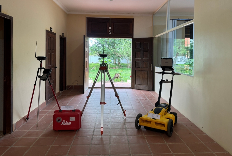 Foto di atas menunjukkan sebagian dari peralatan yang didonasikan kepada pihak Angkor Wat yaitu dua unit GPS dan satu unit GPR. 