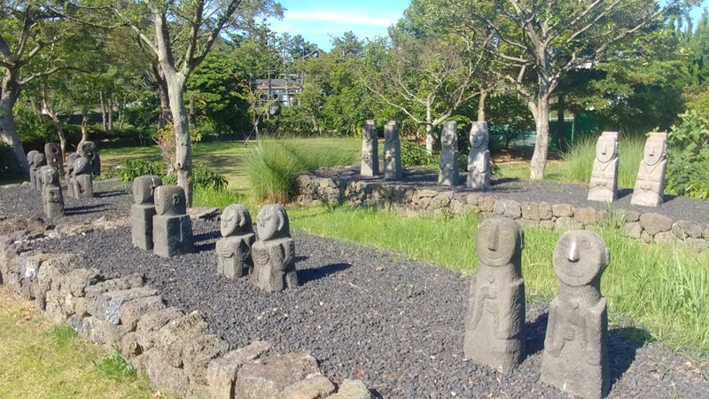 Sebagian besar dongjaseok yang didirikan di depan makam di Jeju terbuat dari batuan vulkanik seperti basal atau andesit. Wajah bulat dan ciri wajah sederhana dipenuhi kasih sayang. Patung-patung tersebut botak atau berambut panjang dengan diikat.