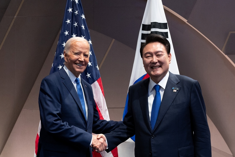 Presiden Yoon Suk Yeol (kanan) terlihat sedang berjabat tangan dengan Presiden AS Joe Biden pada KTT Korea-AS yang digelar pada tanggal 11 Juli (waktu setempat) di Pusat Konvensi Walter E. Washington, Washington, D.C, AS. Presiden Yoon menghadiri KTT (Konferensi Tingkat Tinggi) NATO (Pakta Pertahanan Atlantik Utara). (Yonhap News)