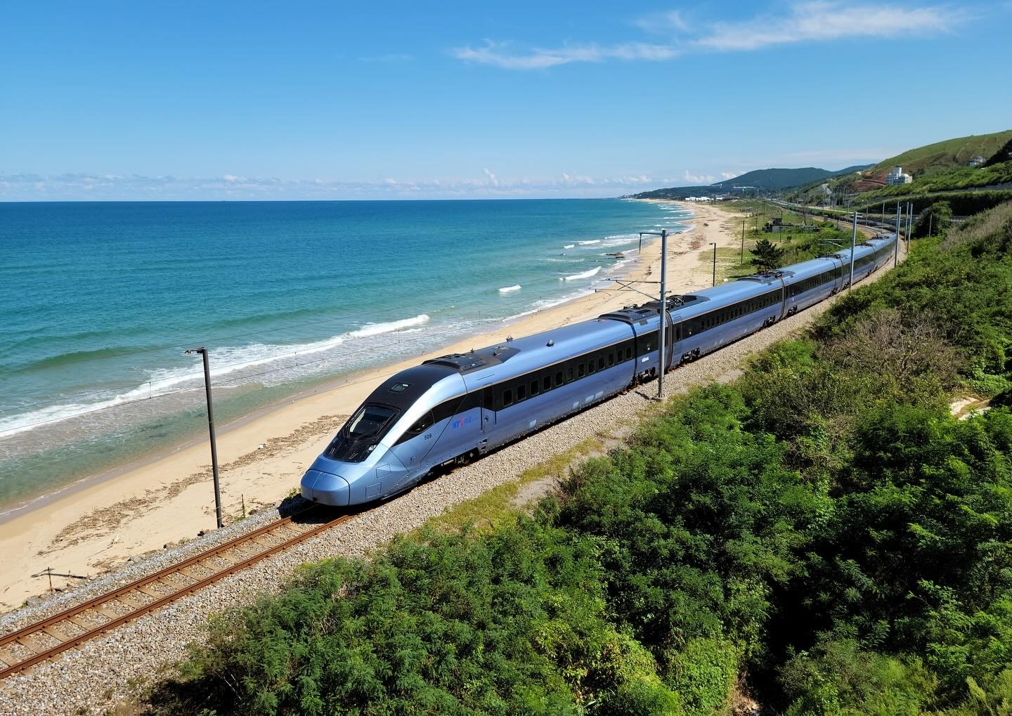 Wisatawan bisa mendapatkan diskon tiket kereta hingga 50% apabila mengunjungi wilayah-wilayah yang mengalami penurunan jumlah penduduk. Foto di atas menunjukkan KTX-Eum yang sedang melintasi jalur pantai di Donghae. (Facebook resmi Korea Railroad Corporation)