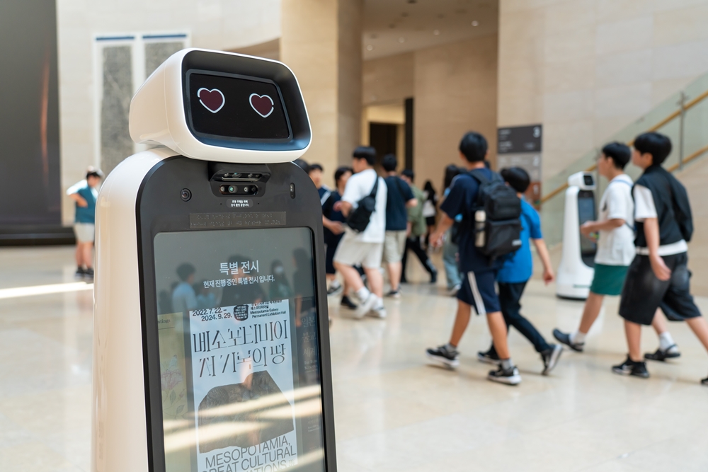 Qi yang merupakan robot yang membantu memandu pameran sedang berjalan di lantai tiga, Museum Nasional Korea.