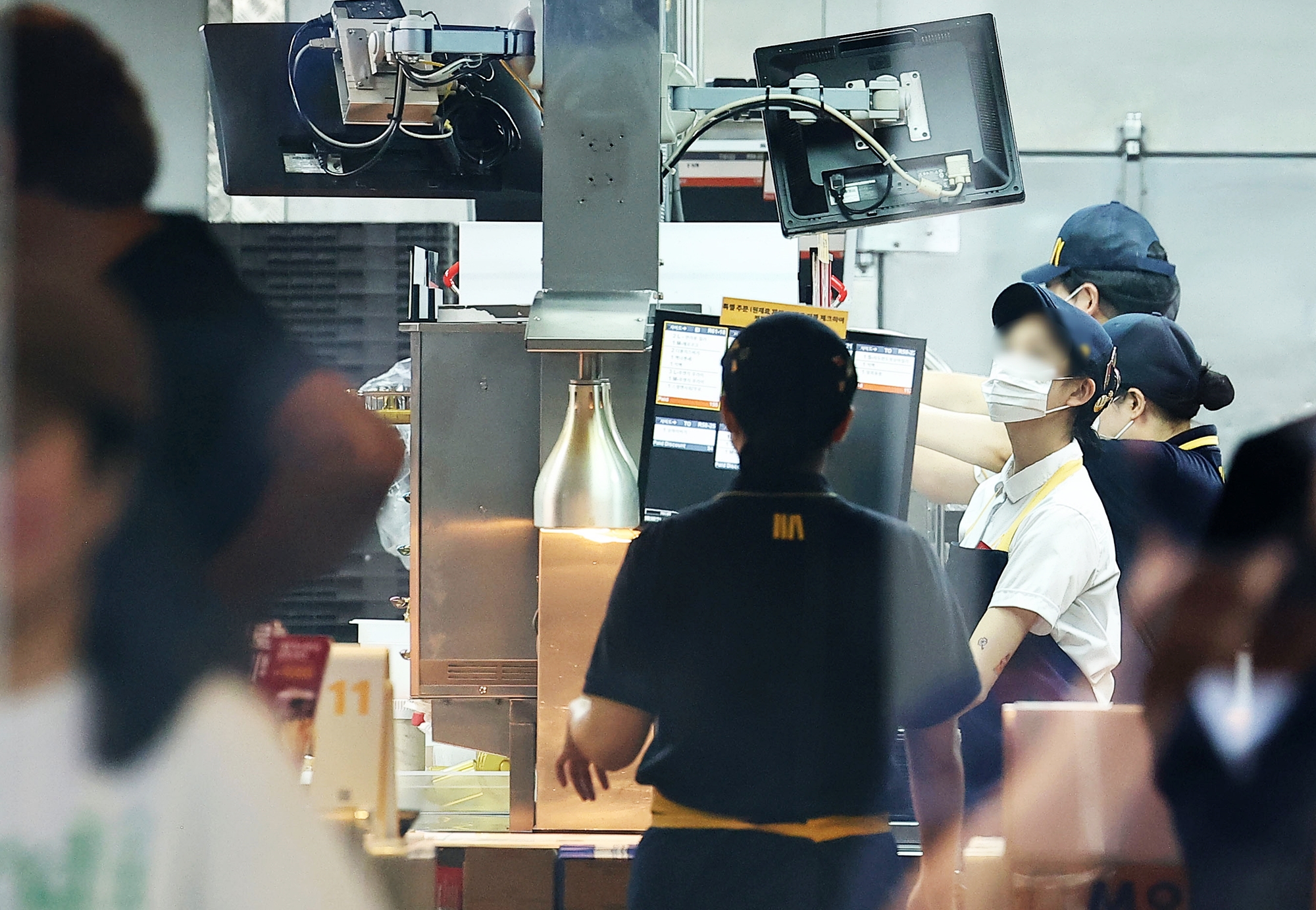 Pemerintah Korea telah menetapkan revisi rencana untuk memperlonggar syarat perekrutan TKA dalam periode uji coba perekrutan TKA di industri restoran dan rumah makan. Foto di atas memperlihatkan para pekerja di sebuah rumah makan yang terletak di Myeongdong, Seoul, pada tanggal 12 Juli 2024. (Yonhap News) 