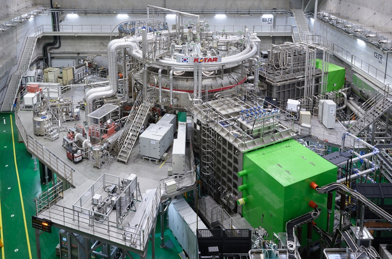 Foto di atas menunjukkan KSTAR yang merupakan perangkat penelitian fusi nuklir superkonduktor Korea yang terletak di Korea Institute of Fusion Energy, Yuseong-gu, Kota Daejeon. (Korea Institute of Fusion Energy)