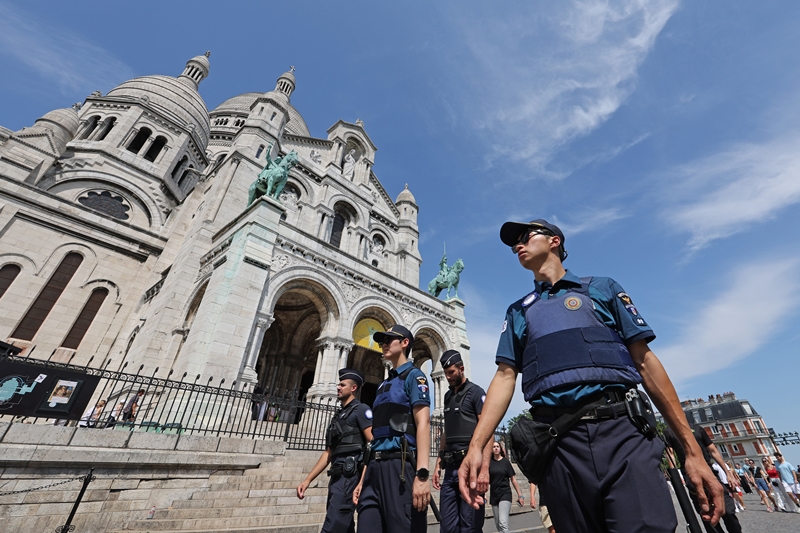 Para petugas polisi Korea terlihat sedang berpatroli dengan para petugas polisi Prancis dan Brasil di dekat Basilika Hati Kudus Yesus, Montmartre, Paris, Prancis pada sore hari tanggal 18 Juli (waktu setempat). Para petugas polisi Korea dikirim ke Prancis untuk memastikan keamanan selama Olimpiade Paris tahun 2024. (Yonhap News)