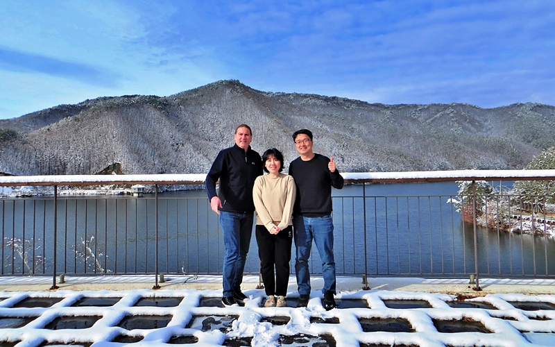 Penulis buku Hiking the National Parks of Korea terlihat sedang berfoto pada bulan Februari lalu dengan latar belakang Taman Nasional Sobaeksan, Kota Yeongju, Provinsi Gyeongsangbuk. Mereka sering bertemu di kantor Pusat Alam Taman Nasional Sobaeksan untuk berdiskusi mengenai isi buku. Dari kiri ke kanan: Christian Jorgensen, pegawai Pusat Alam Taman Nasional Sobaeksan Park Hyeon-jeong, dan Manajer Umum Pusat Alam Taman Nasional Sobaeksan Yoon Hong-geun. (Christian Jorgensen)