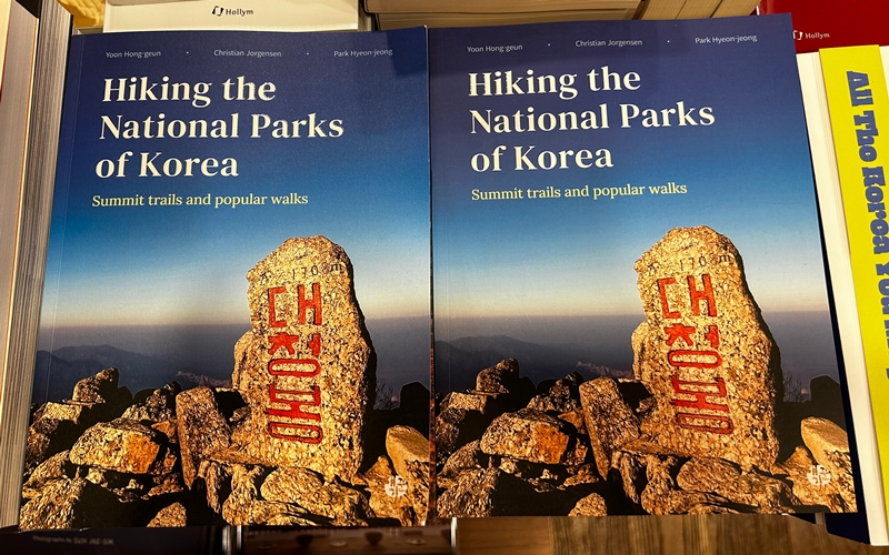 Sebagian besar foto yang ada di dalam buku Hiking the National Parks of Korea diambil sendiri oleh Chris, Yoon, dan Park. Foto di atas menunjukkan buku Hiking the National Parks of Korea yang berada di rak buku Toko Buku Kyobo di Jongno-gu, Seoul. (Margareth Theresia)  