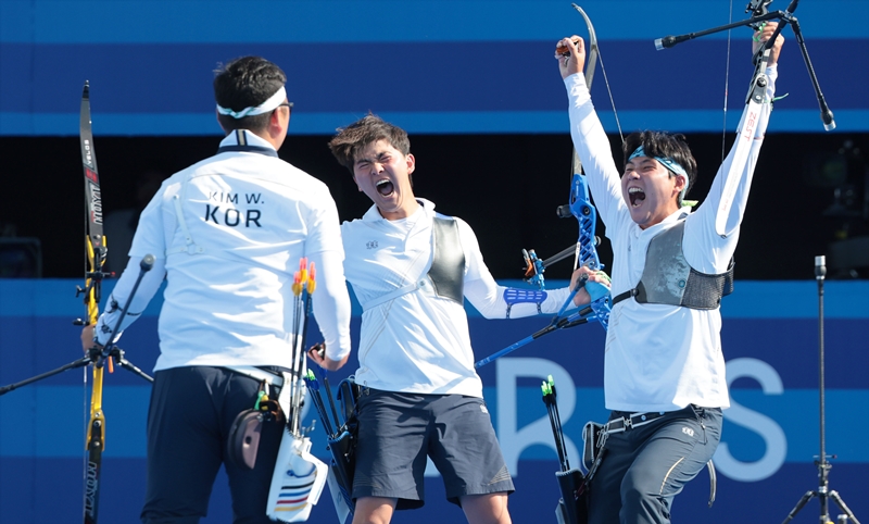  Tim nasional panahan beregu putra Korea terlihat bergembira setelah berhasil mengalahkan timnas Prancis pada babak final yang digelar pada tanggal 29 Juli 2024 (waktu setempat) di Paris, Prancis. Dari kiri ke kanan: Kim Woojin, Kim Je Deok, dan Lee Woo Seok.  