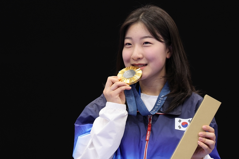 Ban Hyojin terlihat sedang memegang medali emas setelah berhasuk menang di babak final cabor menembak nomor 10 meter air rifle perorangan putri yang digelar pada tanggal 29 Juli 2024 (waktu setempat) di Paris, Prancis.  