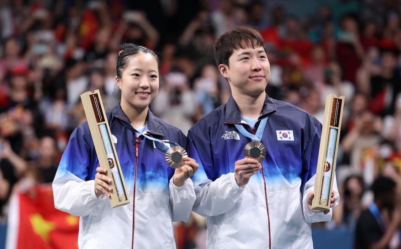 Lim Jonghoon (kanan) dan Shin Yubin terlihat memegang medali perunggu mereka dalam upacara penyerahan medali Olimpiade Paris 2024 yang digelar tanggal 30 Juli 2024 (waktu setempat) di Paris, Prancis.  