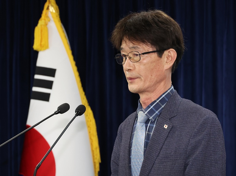 Sekretaris Jenderal Palang Merah Korea Park Jong Sul terlihat sedang memberikan pengarahan tentang bantuan bencana banjir untuk Korea Utara pada tanggal 1 Agustus 2024 di Kompleks Pemerintahan Seoul, Jongno-gu, Seoul. (Yonhap News)   