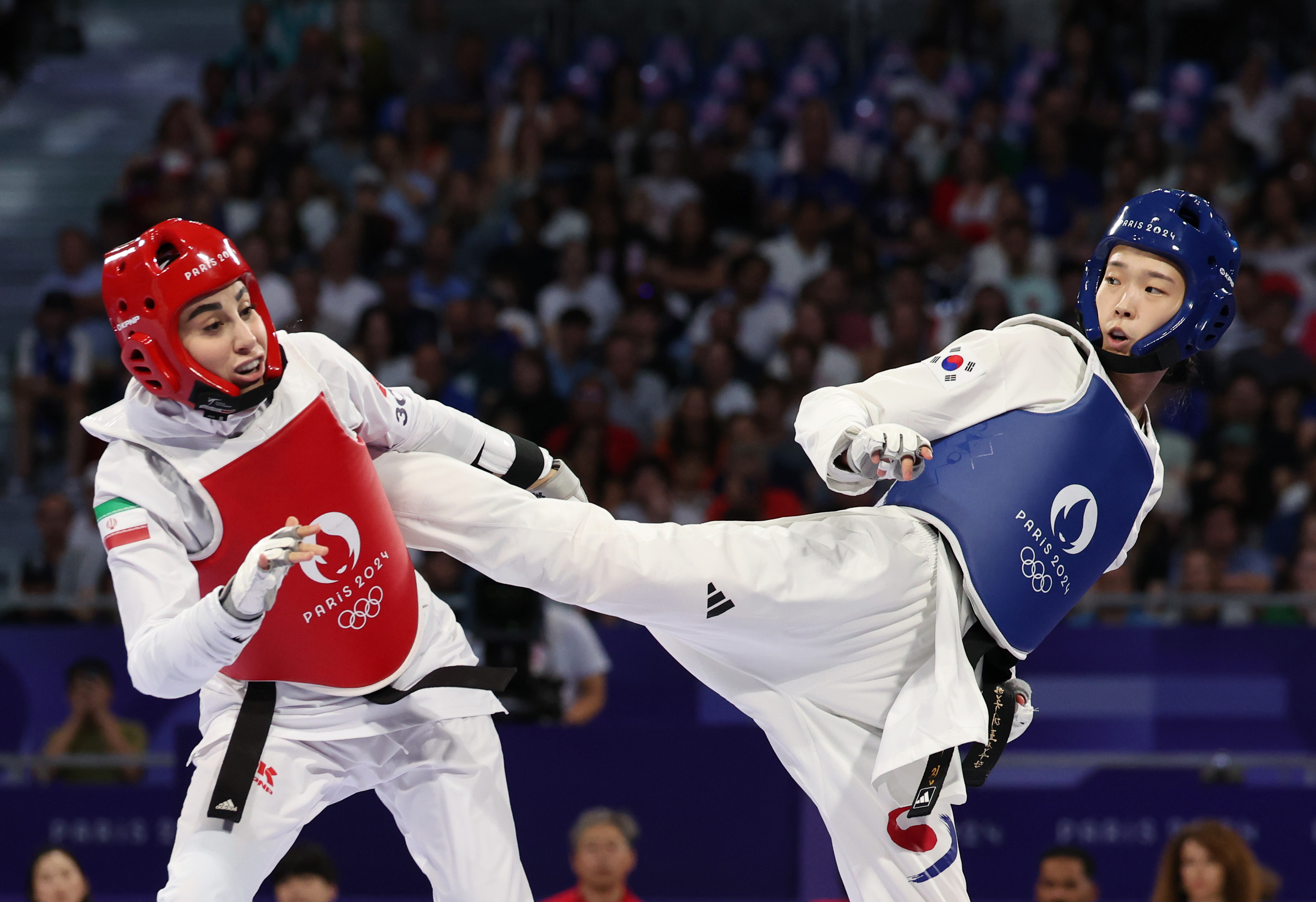  Kim Yujin (kanan) terlihat sedang bertarung melawan Nahid Kiyanichandeh (Iran) pada babak final taekwondo 57 kg putri Olimpiade Paris 2024 yang digelar pada tanggal 8 Agustus 2024 (waktu setempat) di Paris, Prancis.  