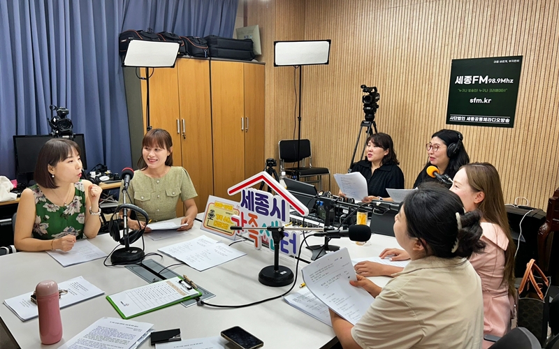 MC Li Yan (kiri) dan Penulis Nguyen Thanh Tuyen (kedua dari kiri) dari program radio bernama Friendly Radio Chat for the Whole Family terlihat sedang menyampaikan pesan pendengar radio pada saat rekaman program radio terkait pada tanggal 2 Agustus 2024 di Sejong FM, Kota Sejong.   