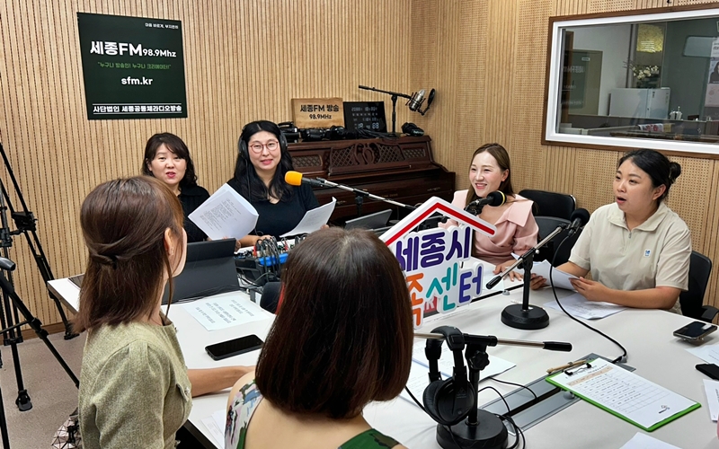 MC, penulis naskah, dan mentor program radio Friendly Radio Chat for the Whole Family terlihat sedang berbagi pendapat saat rekaman program radio terkait pada tanggal 2 Agustus 2024 di Sejong FM, Kota Sejong. Dari kiri ke kanan: Mentor You Keum Ryung, Penulis Si Qin, MC Nguyen Thi Hong Yen, dan MC Choi Kumsil.