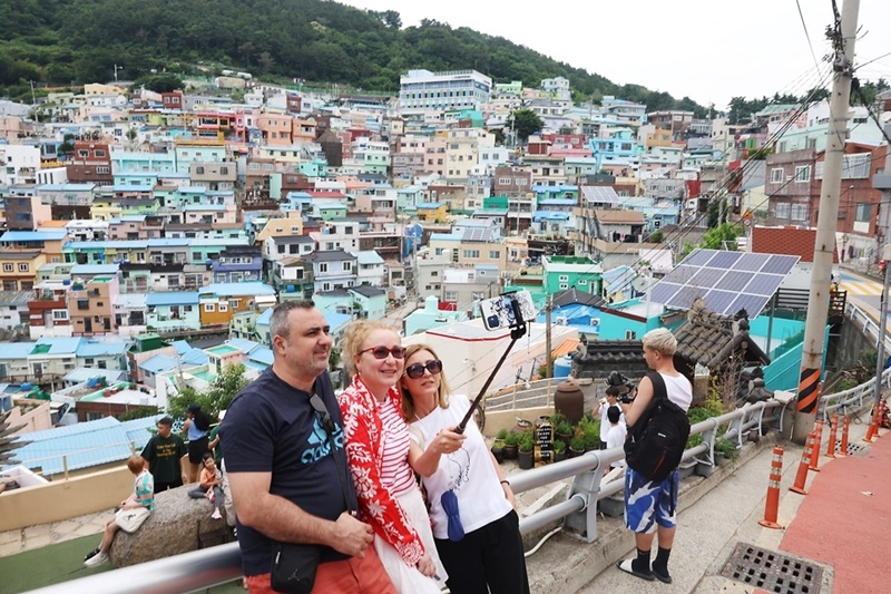 Pemerintah Korea meluncurkan produk khusus wisata daerah untuk wisatawan asing agar para wisatawan bisa mengenal berbagai pesona yang dimiliki daerah-daerah di Korea. Foto di atas menunjukkan para wisatawan asing yang sedang berfoto di Desa Budaya Gamcheon, Saha-gu, Busan. (Kementerian Kebudayaan, Olahraga, dan Pariwisata)