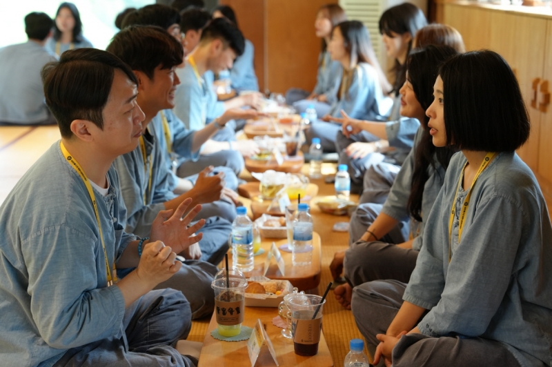 Program Naneun Jeollo merupakan plesetan dari program acara hiburan Naneun Sollo (I'm SOLO) dan menyediakan kencan buta di kuil-kuil Buddha Korea untuk masyarakat  Korea. Foto di atas menunjukkan program Naneun Jeollo yang digelar pada tanggal 15-16 Juni 2024 di Institut Pelatihan Budaya Korea, Kota Gongju, Provinsi Chungcheongnam. (Yayasan Buddha Korea untuk Kesejahteraan Sosial)  