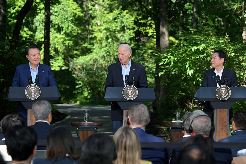 Presiden Yoon Suk Yeol (kiri) terlihat sedang memberikan pernyataan pada konferensi pers bersama KTT Korea-AS-Jepang yang digelar pada bulan Agustus 2023 di Camp David, Negara Bagian Maryland, Amerika Serikat. (Kang Min Seok, Kantor Kepresidenan Republik Korea)  