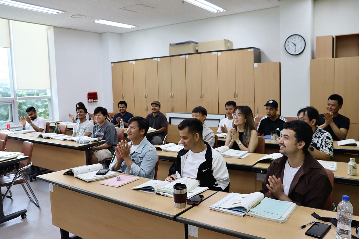 Kementerian Kehakiman memutuskan akan menyediakan informasi terkini terkait WNA (warga negara asing) yang masuk dengan sistem perizinan kerja kepada pemerintah daerah. Foto di atas menunjukkan para WNA yang sedang mengikuti kelas bahasa dan kebudayaan Korea pada tanggal 27 Juli 2024 di Pusat Layanan Komunitas Imigran Hwaseong, Provinsi Gyeonggi. (Pusat Layanan Komunitas Imigran Hwaseong) 