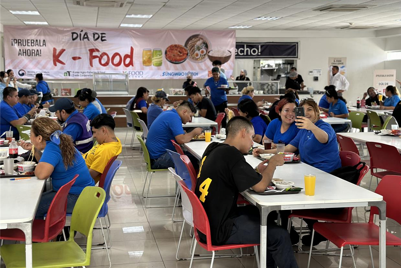 Para pekerja lokal terlihat sedang makan makanan Korea di acara K-Food Meal Day. Acara tersebut digelar pada tanggal 19-21 Agustus 2024 di dua perusahaan manufaktur di sebuah kompleks industri, Monterrey, Meksiko. (Kementerian Pertanian, Pangan, dan Peternakan)