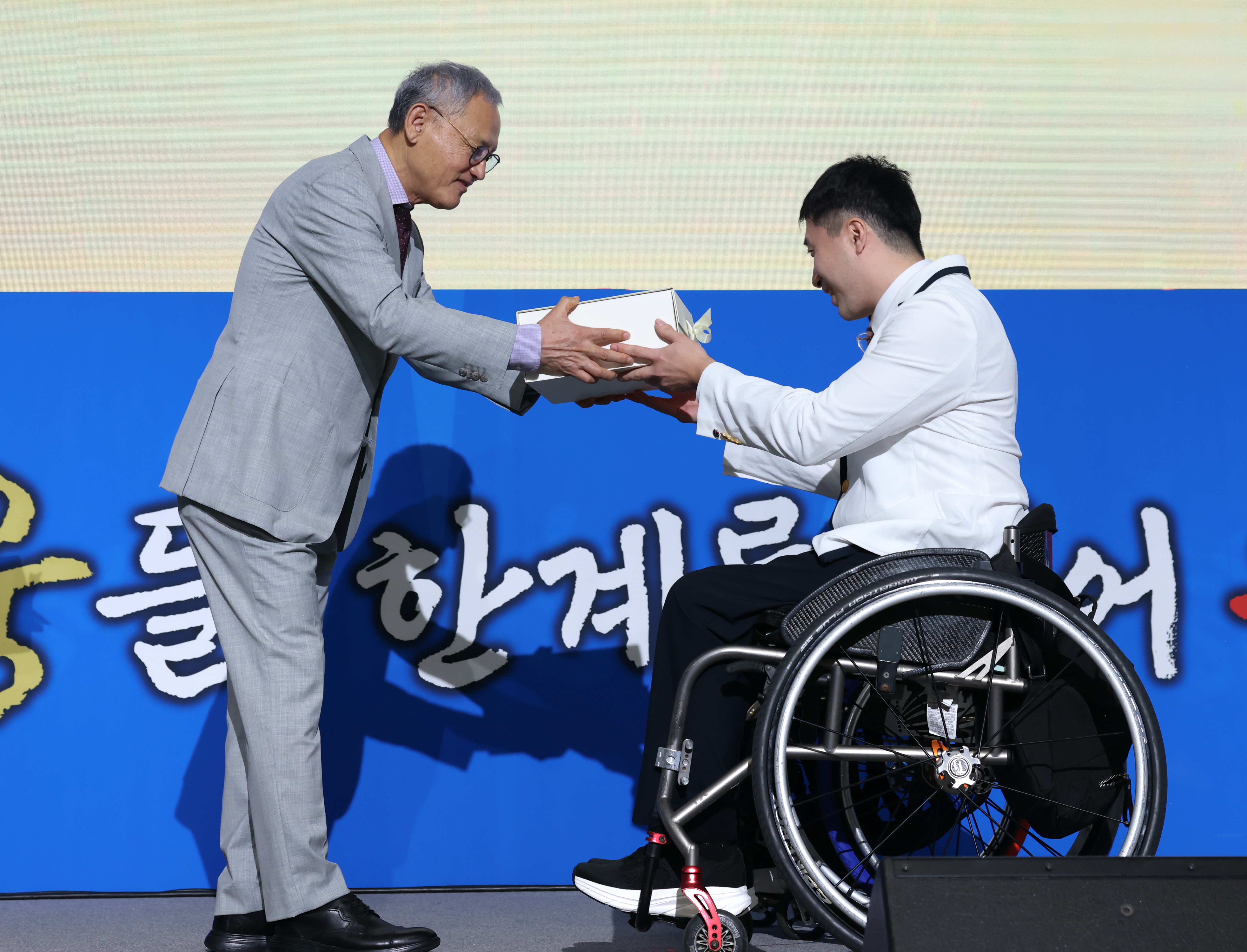 Menteri Kebudayaan, Olahraga, dan Pariwisata Yu In Chon terlihat sedang memberikan surat kepada perwakilan atlet untuk menyemangati timnas Korea di upacara pelepasan timnas Korea untuk Paralimpiade Paris 2024. Acara tersebut digelar pada sore hari tanggal 12 Agustus 2024 di Olympic Parktel, Songpa-gu, Seoul. (Fotografer Kementerian Kebudayaan, Olahraga, dan Pariwisata, Heo Manjin)