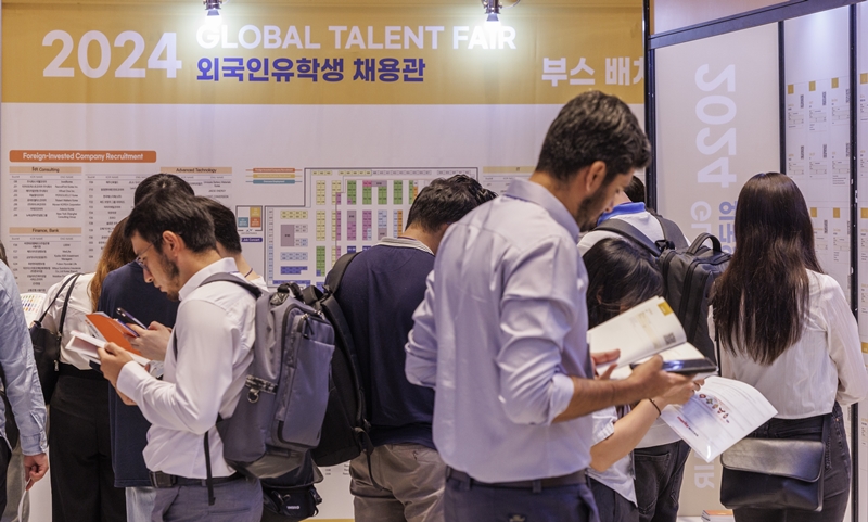 Pemerintah Korea telah menetapkan standardisasi penulisan nama WNA di dokumen administrasi. Foto di atas menggambarkan suasana 2024 Global Talent Fair yang digelar pada tanggal 27 Agustus 2024 di COEX, Samseong-dong, Gangnam-gu, Seoul. (Yonhap News)  