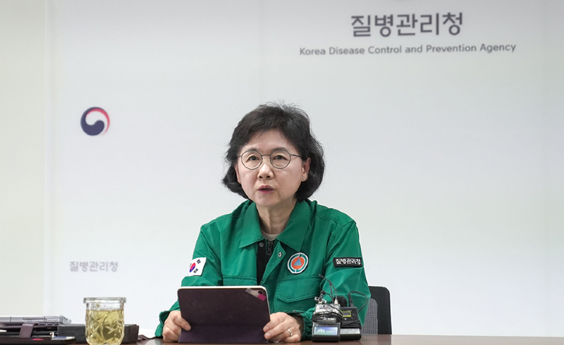 Badan Pengendalian dan Pencegahan Penyakit Korea mengungkapkan pada tanggal 1 September 2024 bahwa para peneliti telah meneliti proses penyesuaian respons imunitas pada bagian tubuh yang disuntikkan vaksin Covid-19 jenis mRNA. Foto di atas menunjukkan Komisioner KDCA Jee Youngmee yang sedang memimpin rapat terkait pengendalian dan tren penyebaran Covid-19 yang digelar pada tanggal 28 Agustus 2024 di Pusat Tanggapan Ibu Kota KDCA, Seodaemun-gu, Seoul. (KDCA)