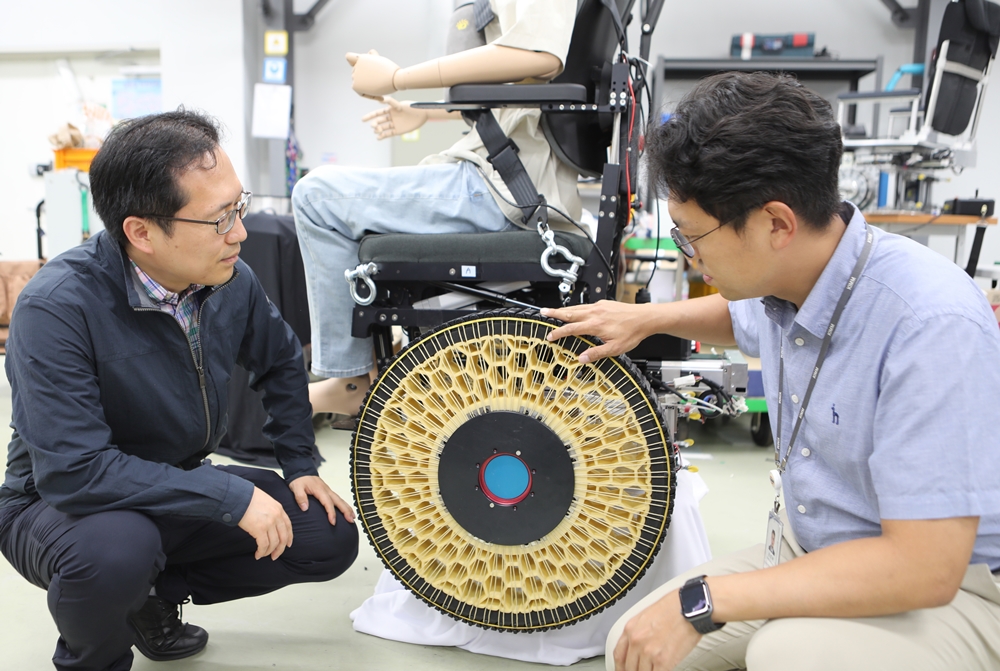 Penanggung Jawab Peneliti Song Sung-Hyuk (kanan) dan Kepala Pusat Penelitian Robot Tingkat Lanjut Institut Mesin dan Material Korea Park Dong Il terlihat sedang memeriksa morphing wheel yang dikembangkan oleh pusat penelitian tersebut. 