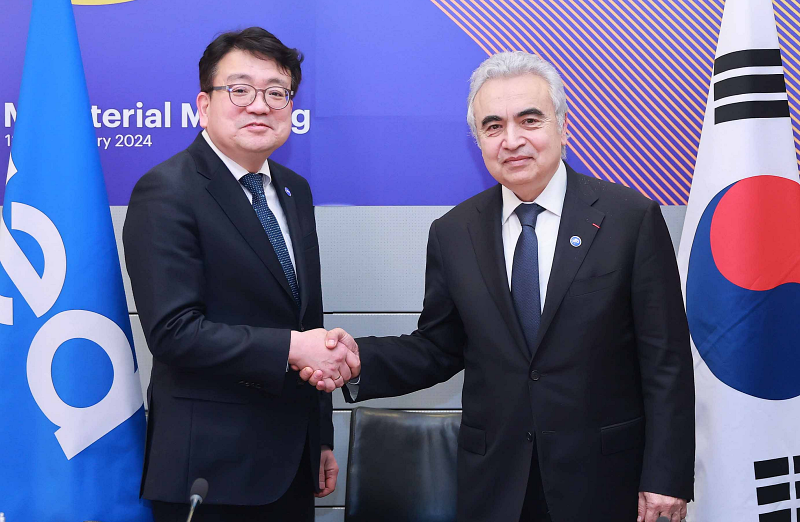 Wakil Menteri Perindustrian, Perdagangan, dan Sumber Daya Choi Nam-ho (kiri) terlihat sedang berfoto dengan Direktur Eksekutif Fatih Birol di rapat kabinet Badan Energi Internasional (IEA). Rapat tersebut digelar pada Februari 2024 di ruang konferensi kantor pusat Organisasi Kerja Sama dan Pembangunan Ekonomi (OECD), Paris, Prancis. (Kementerian Perindustrian, Perdagangan, dan Sumber Daya)