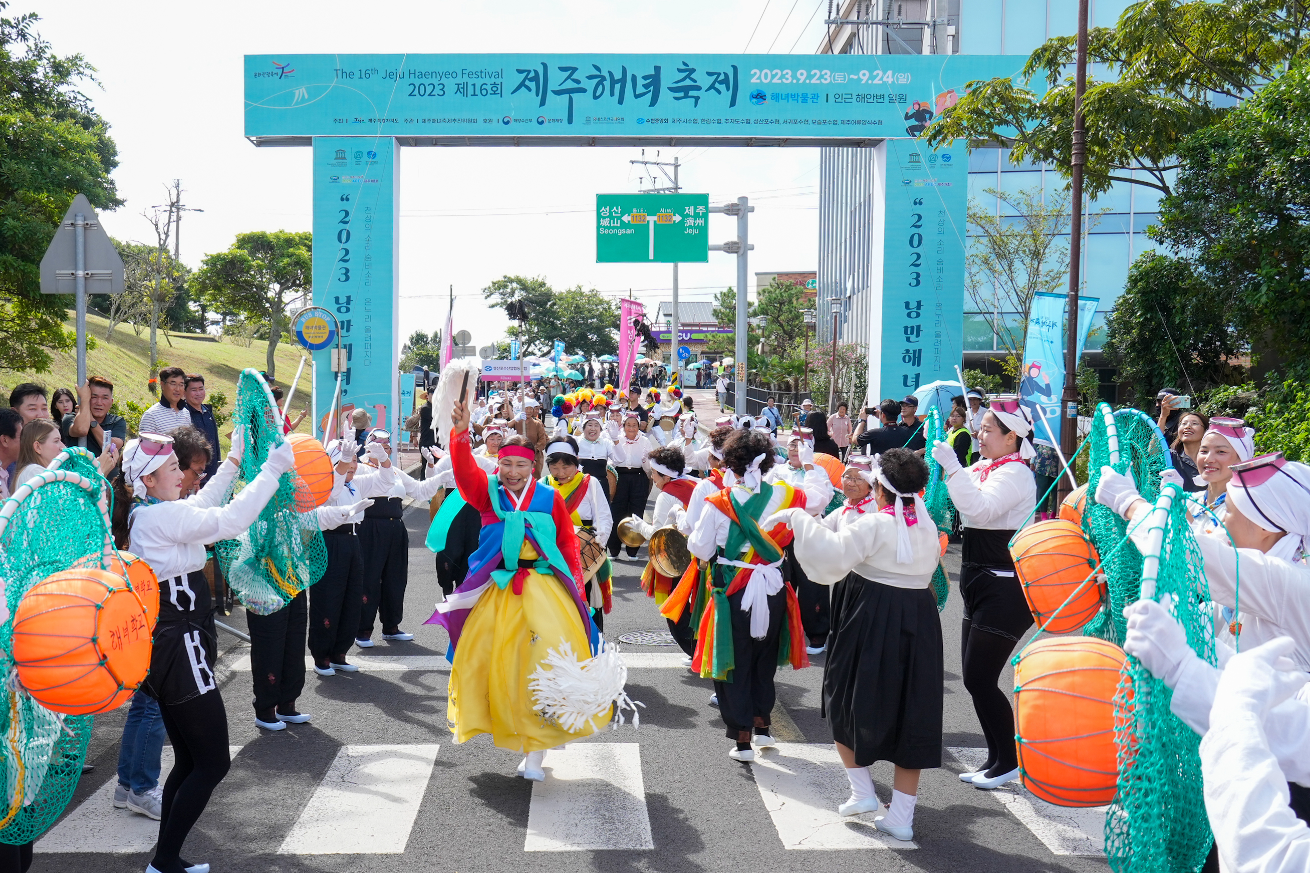 Pemerintahan Provinsi Jeju mengungkapkan pada tanggal 8 September 2024 bahwa Festival Haenyeo Jeju ke-17 akan digelar pada tanggal 20-22 September 2024 di Museum Haenyeo dan pantai di sekitarnya. Museum Haenyeo terletak di Gujwa-eup, Kota Jeju. Foto di atas menunjukkan Festival Haenyeo Jeju ke-16 yang digelar pada September 2023 di tempat yang sama. 