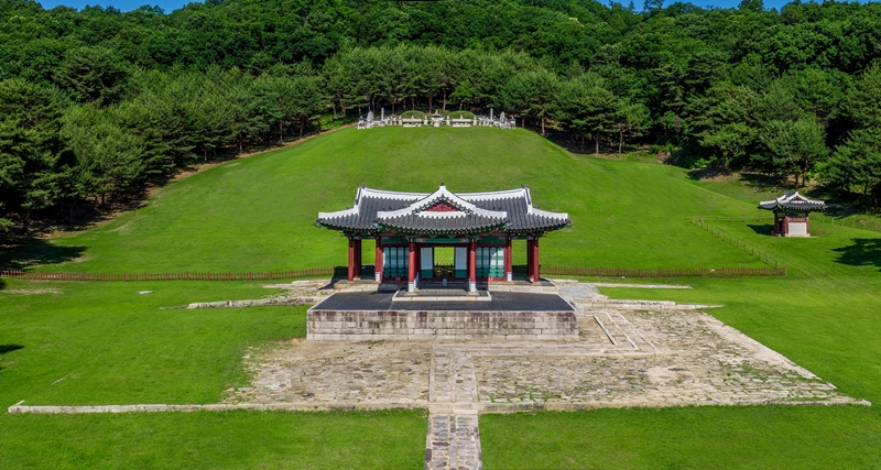 Empat istana kuno Korea, Kuil Jongmyo, dan makam Kerajaaan Dinasti Joseon akan dibuka secara gratis selama libur hari raya Chuseok, yaitu 14-18 September 2024. Foto di atas menampilkan panorama Jeongjagak yang terletak di Sungneung, Donggureung, Kota Guri, Provinsi Gyeonggi. (Departemen Istana dan Makam Kerajaan)   