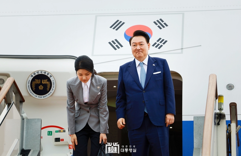 Presiden Yoon Suk Yeol (kanan) dan Ibu Negara Kim Keon Hee terlihat sedang menyapa di pesawat Angkatan Udara No.1 di Bandara Seoul, Seongnam, Provinsi Gyeonggi. Mereka berangkat untuk kunjungan resmi ke Ceko pada tanggal 19 September 2024. (Kantor Kepresidenan Republik Korea)