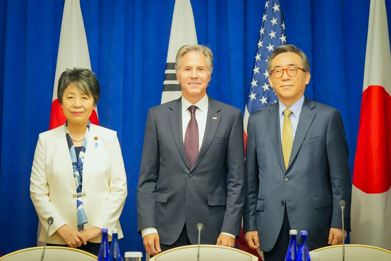 Menteri Luar Negeri Cho Tae-yul (kanan) terlihat sedang berfoto dengan Menlu AS Antony Blinken dan Menlu Jepang Yoko Kamikawa di Pertemuan Menteri Luar Negeri Korea-AS-Jepang. Pertemuan tersebut digelar pada tanggal 23 September 2024 (waktu setempat) di Hotel Palace, New York, AS. (Kementerian Luar Negeri)
