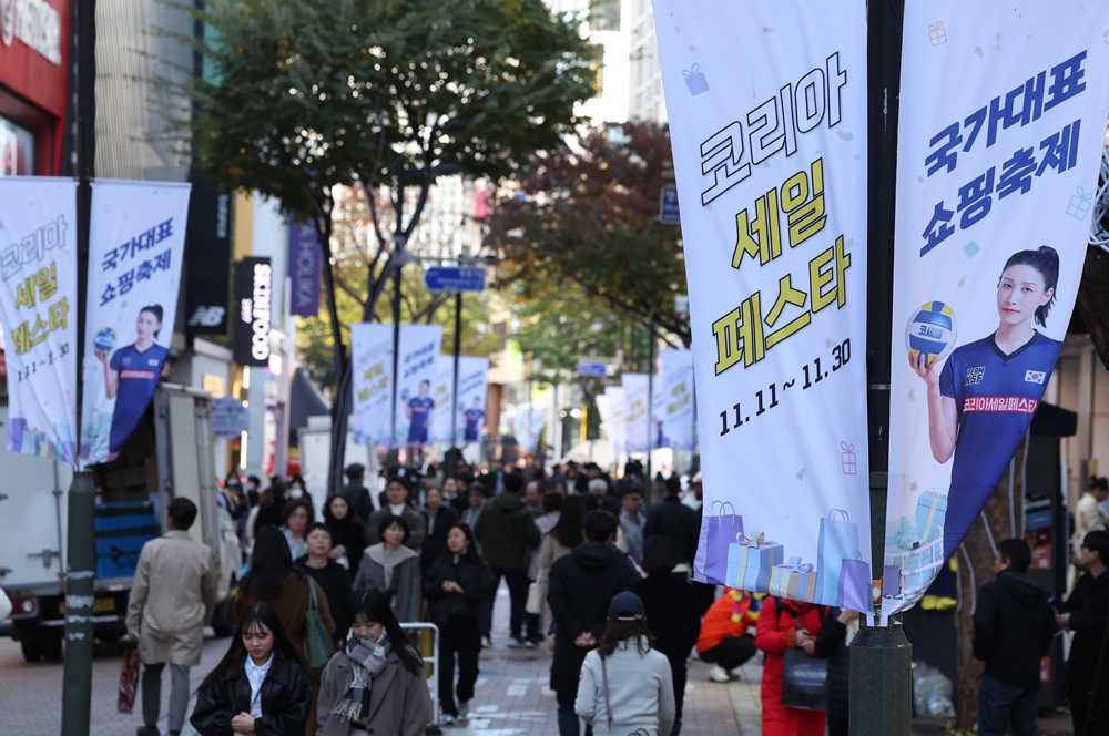 Acara diskon skala besar bernama Korea Sale Festa akan digelar pada tanggal 9-30 November 2024. Foto di atas menunjukkan distrik perbelanjaan Myeongdong, Jung-gu, Seoul selama periode Korea Sale Festa tahun 2023. (Yonhap News)