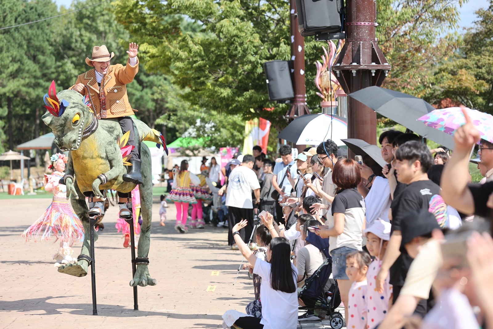 Pameran Dunia Dinosaurus Goseong Gyeongnam tahun 2024 telah dibuka pada tanggal 2 Oktober 2024 di Resor Turis Danghangpo, Goseong-gun, Provinsi Gyeongsangngnam. Foto di atas menunjukkan parade dinosaurus yang digelar pada tahun 2023. (Pemerintah Goseong-gun)