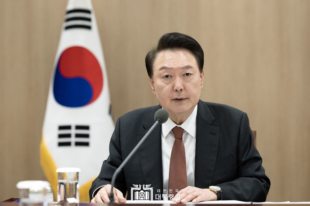 Presiden Yoon Suk Yeol terlihat sedang memberikan pernyataan dalam rapat inspeksi ekonomi dan keamanan terkait keadaan darurat di Timur Tengah yang digelar pada tanggal 2 Oktober 2024 di Kantor Kepresidenan Republik Korea, Yongsan, Seoul. (Kantor Kepresidenan Republik Korea)  