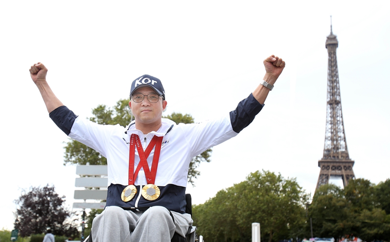 Park Jin-ho berfoto di depan Menara Eiffel pada tanggal 8 September 2024 (waktu setempat) dengan dua medali emas yang ia dapatkan dari cabor menembak Paralimpiade Paris 2024.  