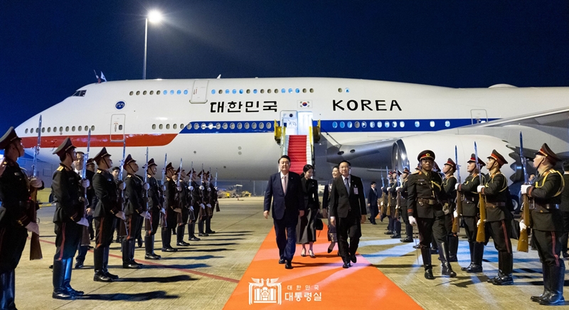 Presiden Yoon Suk Yeol tiba pada tanggal 9 Oktober 2024 (waktu setempat) di Vientiane, Laos yang merupakan tempat KTT ASEAN digelar. (Kantor Kepresidenan Republik Korea)