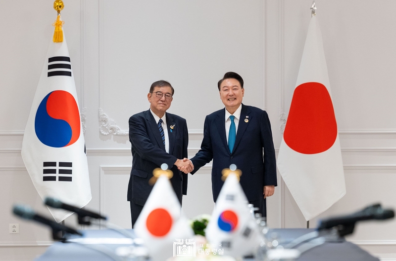 Presiden Yoon Suk Yeol (kanan) dan Perdana Menteri Jepang Shigeru Ishiba terlihat sedang berfoto sebelum KTT Korea-Jepang yang digelar pada tanggal 10 Oktober 2024 (waktu setempat) di sebuah hotel di Vientiane, Laos.