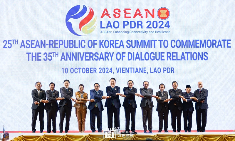 Presiden Yoon Suk Yeol (keenam dari kiri) terlihat sedang berfoto bersama para pemimpin ASEAN saat menghadiri KTT Korea-ASEAN ke-25 yang digelar pada tanggal 10 Oktober 2024 (waktu setempat) di Pusat Konvensi Nasional di Vientiane, Laos.