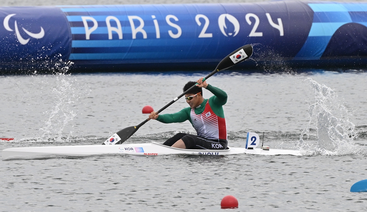 Choi Yong-beom terlihat sedang mendayung sekuat tenaga di final 200m kano putra (KL3) pada Paralimpiade Paris 2024 yang digelar pada tanggal 7 September 2024 (waktu Korea) di Stade Nautique, Vaires-sur-Marne, Prancis. Choi adalah seorang atlet tim nasional kano penyandang disabilitas. (Komite Paralimpiade Korea)
