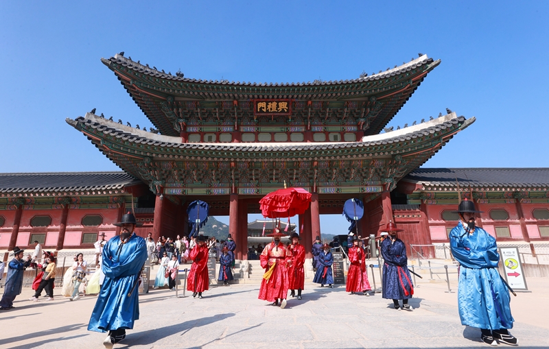 Sebuah reka ulang yang menggambarkan inspeksi prajurit penjaga istana digelar pada tanggal 17 Oktober 2024 di alun-alun yang terletak di depan Pintu Heungnyemun, Istana Gyeongbokgung, Seoul.   